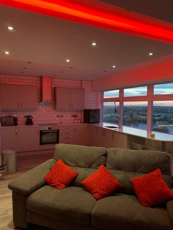 Luxury Panoramic Balcony Swindon Central Bagian luar foto