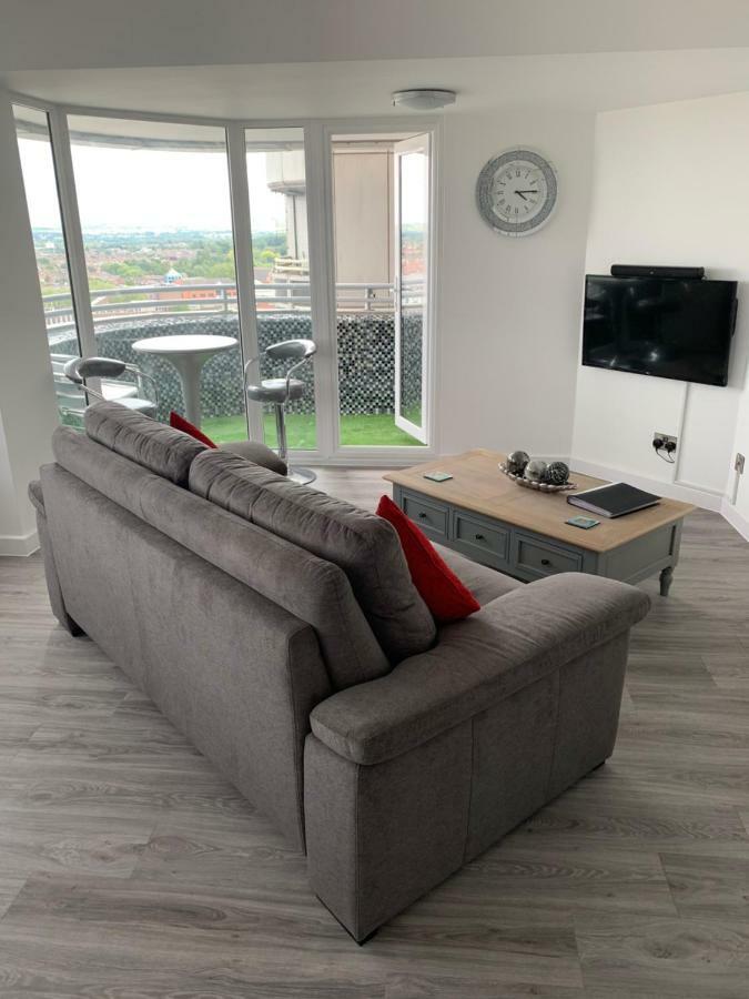 Luxury Panoramic Balcony Swindon Central Bagian luar foto