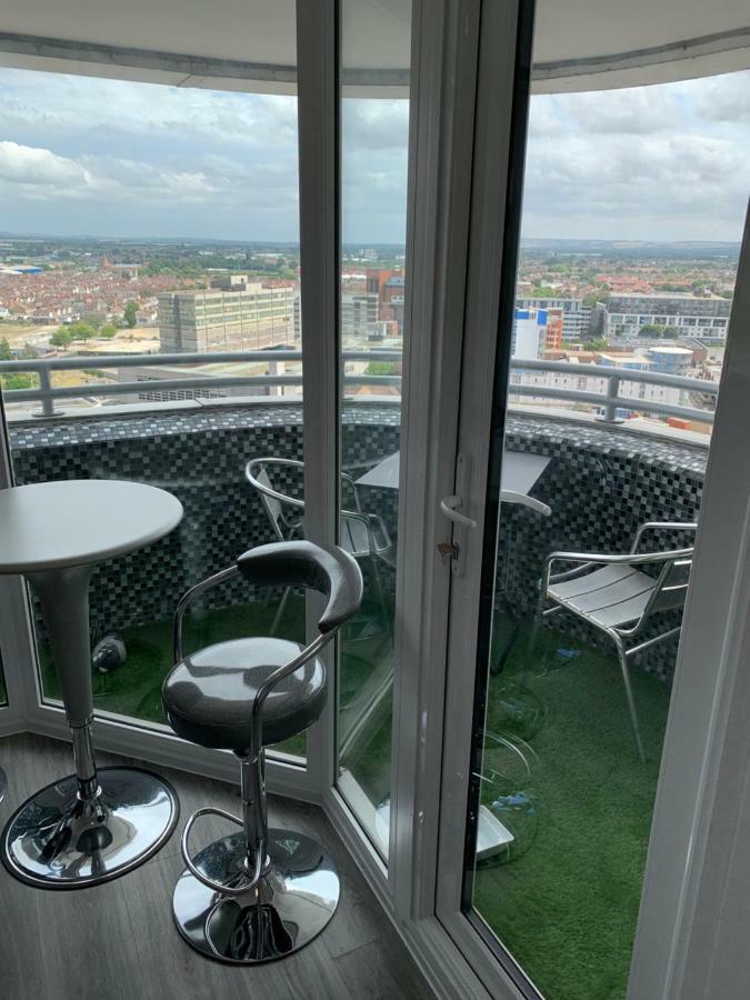 Luxury Panoramic Balcony Swindon Central Bagian luar foto